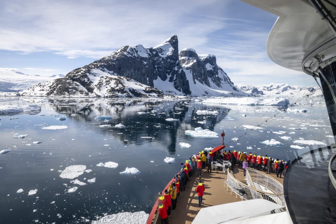 Roald Amundsen, Cape Tuxen, Foto: © Oscar Farrera für HX Hurtigruten Expeditions