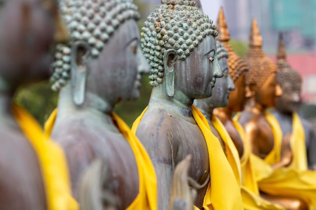 Buddha Statuen in Colombo, Sri Lanka, Foto: © Curioso.Photography, stock/adobe