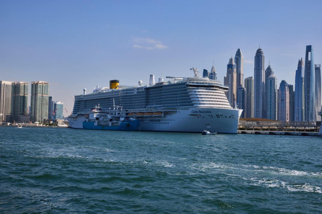 Die Costa Smeralda bietet noch bis Ende Februar 2025 einwöchige Kreuzfahrten ab Dubai an. Als erstes Kreuzfahrtschiff tankt sie dort Flüssigerdgas (LNG). Foto: Costa Kreuzfahrten