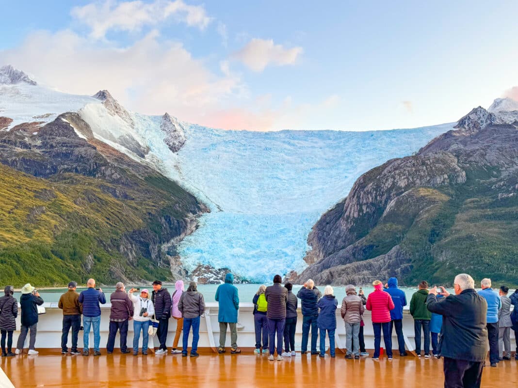 HAL Oosterdam in der Glacier Alley, Foto: © Holland America Line