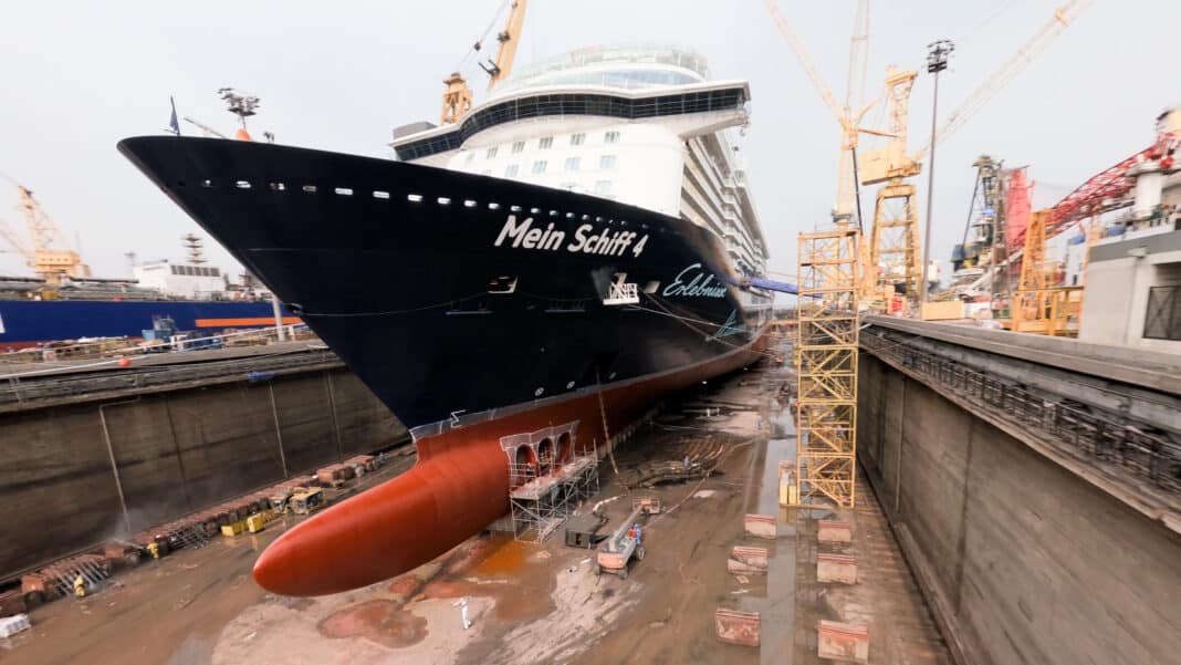 Mein Schiff 4 im Trockendock, Foto: © TUI Cruises